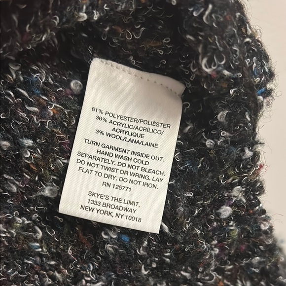 Chic Black and White Knit Sweater - Picture 3 of 4